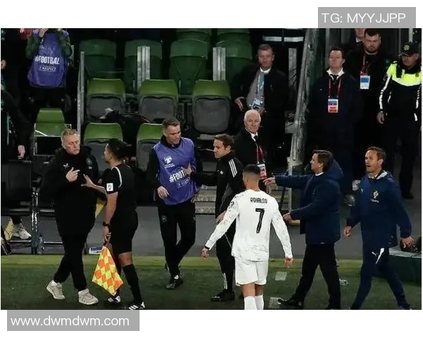 足球明星怒扔球迷手机引发热议球迷反应各异引发社交媒体讨论